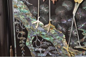 中古　美品!!　高級品　韓国民芸家具　孔雀　鳳凰　花鳥蝶図　豪華絢爛の螺鈿(ラデン)細工が見事なサイドボード(収納棚、戸棚、リビングボード、キャビネット)(定価約150万円)(R-080057)