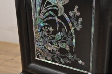 中古　美品!!　高級品　韓国民芸家具　孔雀　鳳凰　花鳥蝶図　豪華絢爛の螺鈿(ラデン)細工が見事なサイドボード(収納棚、戸棚、リビングボード、キャビネット)(定価約150万円)(R-080057)