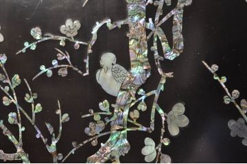 中古　美品!!　高級品　韓国民芸家具　孔雀　鳳凰　花鳥蝶図　豪華絢爛の螺鈿(ラデン)細工が見事なサイドボード(収納棚、戸棚、リビングボード、キャビネット)(定価約150万円)(R-080057)