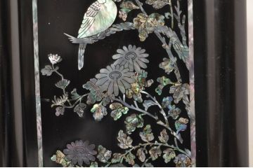 中古　美品!!　高級品　韓国民芸家具　孔雀　鳳凰　花鳥蝶図　豪華絢爛の螺鈿(ラデン)細工が見事なサイドボード(収納棚、戸棚、リビングボード、キャビネット)(定価約150万円)(R-080057)