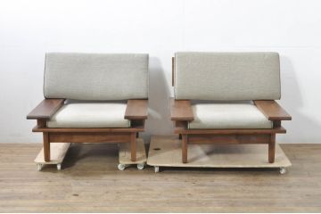 中古　美品　飛騨産業　キツツキ　森のことばシリーズ　ウォルナット材が醸し出す落ち着いた雰囲気が素敵な両肘付き一人掛けソファ2脚セット(1P、アームソファ、アームチェア、イージーチェア、椅子、イス、バラ売り可能)(定価2脚で約48万円)(R-080065)