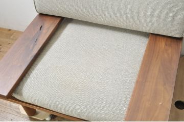 中古　美品　飛騨産業　キツツキ　森のことばシリーズ　ウォルナット材が醸し出す落ち着いた雰囲気が素敵な両肘付き一人掛けソファ2脚セット(1P、アームソファ、アームチェア、イージーチェア、椅子、イス、バラ売り可能)(定価2脚で約48万円)(R-080065)