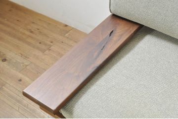 中古　美品　飛騨産業　キツツキ　森のことばシリーズ　ウォルナット材が醸し出す落ち着いた雰囲気が素敵な両肘付き一人掛けソファ2脚セット(1P、アームソファ、アームチェア、イージーチェア、椅子、イス、バラ売り可能)(定価2脚で約48万円)(R-080065)
