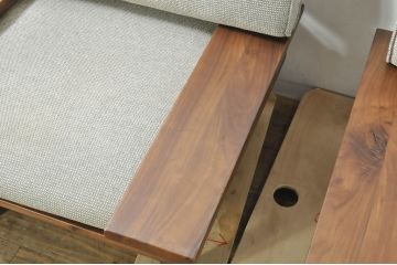 中古　美品　飛騨産業　キツツキ　森のことばシリーズ　ウォルナット材が醸し出す落ち着いた雰囲気が素敵な両肘付き一人掛けソファ2脚セット(1P、アームソファ、アームチェア、イージーチェア、椅子、イス、バラ売り可能)(定価2脚で約48万円)(R-080065)
