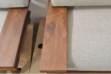 中古　美品　飛騨産業　キツツキ　森のことばシリーズ　ウォルナット材が醸し出す落ち着いた雰囲気が素敵な両肘付き一人掛けソファ2脚セット(1P、アームソファ、アームチェア、イージーチェア、椅子、イス、バラ売り可能)(定価2脚で約48万円)(R-080065)