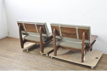 中古　美品　飛騨産業　キツツキ　森のことばシリーズ　ウォルナット材が醸し出す落ち着いた雰囲気が素敵な両肘付き一人掛けソファ2脚セット(1P、アームソファ、アームチェア、イージーチェア、椅子、イス、バラ売り可能)(定価2脚で約48万円)(R-080065)