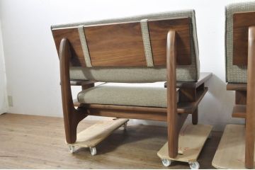 中古　美品　飛騨産業　キツツキ　森のことばシリーズ　ウォルナット材が醸し出す落ち着いた雰囲気が素敵な両肘付き一人掛けソファ2脚セット(1P、アームソファ、アームチェア、イージーチェア、椅子、イス、バラ売り可能)(定価2脚で約48万円)(R-080065)