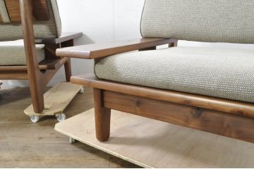 中古　美品　飛騨産業　キツツキ　森のことばシリーズ　ウォルナット材が醸し出す落ち着いた雰囲気が素敵な両肘付き一人掛けソファ2脚セット(1P、アームソファ、アームチェア、イージーチェア、椅子、イス、バラ売り可能)(定価2脚で約48万円)(R-080065)