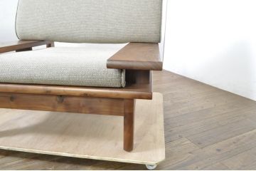 中古　美品　飛騨産業　キツツキ　森のことばシリーズ　ウォルナット材が醸し出す落ち着いた雰囲気が素敵な両肘付き一人掛けソファ2脚セット(1P、アームソファ、アームチェア、イージーチェア、椅子、イス、バラ売り可能)(定価2脚で約48万円)(R-080065)
