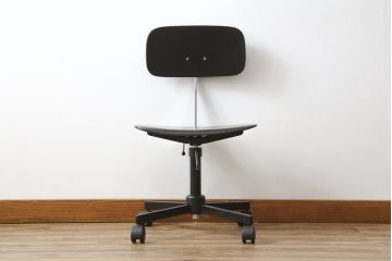 デンマークビンテージ　RABAMI(ラバミ)社　Jorgen Rasmussen(ヨルゲン・ラスムセン)デザイン　Kevi　無駄のないシンプルなデザインがおしゃれなデスクチェア(オフィスチェア、板座チェア、回転チェア、アームレスチェア、ヴィンテージ、北欧)(R-080067)
