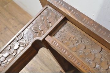 中古　美品!!　軽井沢彫り　水面のような木目と桜の彫りが見事なローテーブル(座卓、センターテーブル、リビングテーブル)(R-080070)