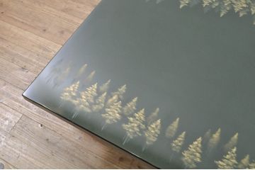 中古　希少な廃番品!!　高級品　モリシゲ(MORISHIGE/森繁)　伝統工芸・彫漆(ちょうしつ)の美しい図柄が目を引く黒漆塗りの座卓(ローテーブル、センターテーブル、リビングテーブル)(定価約100万超)(R-080071)