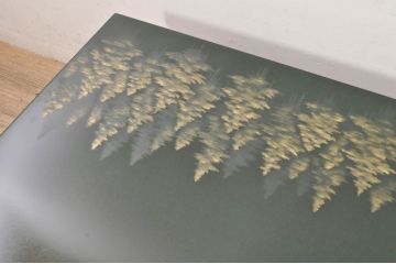 中古　希少な廃番品!!　高級品　モリシゲ(MORISHIGE/森繁)　伝統工芸・彫漆(ちょうしつ)の美しい図柄が目を引く黒漆塗りの座卓(ローテーブル、センターテーブル、リビングテーブル)(定価約100万超)(R-080071)