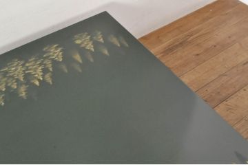 中古　希少な廃番品!!　高級品　モリシゲ(MORISHIGE/森繁)　伝統工芸・彫漆(ちょうしつ)の美しい図柄が目を引く黒漆塗りの座卓(ローテーブル、センターテーブル、リビングテーブル)(定価約100万超)(R-080071)