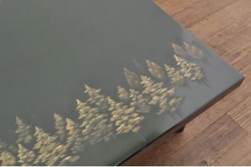 中古　希少な廃番品!!　高級品　モリシゲ(MORISHIGE/森繁)　伝統工芸・彫漆(ちょうしつ)の美しい図柄が目を引く黒漆塗りの座卓(ローテーブル、センターテーブル、リビングテーブル)(定価約100万超)(R-080071)