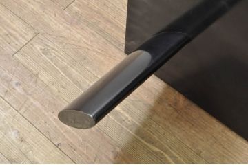 中古　希少な廃番品!!　高級品　モリシゲ(MORISHIGE/森繁)　伝統工芸・彫漆(ちょうしつ)の美しい図柄が目を引く黒漆塗りの座卓(ローテーブル、センターテーブル、リビングテーブル)(定価約100万超)(R-080071)