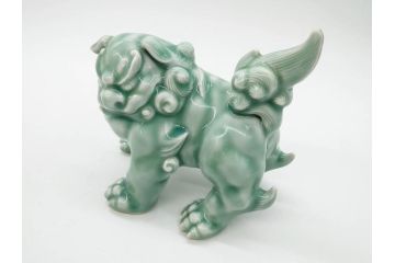 戦前　深川製磁　オールド深川　有田焼　青磁　獅子　高さ 約15cm　威風堂々とした置物(ライオン、オブジェ、置き物、インテリア、ディスプレイ、陶器、裏印)(R-080081)