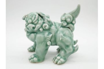 戦前　深川製磁　オールド深川　有田焼　青磁　獅子　高さ 約15cm　威風堂々とした置物(ライオン、オブジェ、置き物、インテリア、ディスプレイ、陶器、裏印)(R-080081)