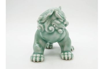 戦前　深川製磁　オールド深川　有田焼　青磁　獅子　高さ 約15cm　威風堂々とした置物(ライオン、オブジェ、置き物、インテリア、ディスプレイ、陶器、裏印)(R-080081)