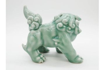 戦前　深川製磁　オールド深川　有田焼　青磁　獅子　高さ 約15cm　威風堂々とした置物(ライオン、オブジェ、置き物、インテリア、ディスプレイ、陶器、裏印)(R-080081)