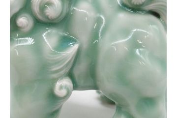 戦前　深川製磁　オールド深川　有田焼　青磁　獅子　高さ 約15cm　威風堂々とした置物(ライオン、オブジェ、置き物、インテリア、ディスプレイ、陶器、裏印)(R-080081)