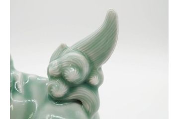 戦前　深川製磁　オールド深川　有田焼　青磁　獅子　高さ 約15cm　威風堂々とした置物(ライオン、オブジェ、置き物、インテリア、ディスプレイ、陶器、裏印)(R-080081)
