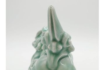 戦前　深川製磁　オールド深川　有田焼　青磁　獅子　高さ 約15cm　威風堂々とした置物(ライオン、オブジェ、置き物、インテリア、ディスプレイ、陶器、裏印)(R-080081)