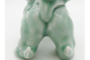 戦前　深川製磁　オールド深川　有田焼　青磁　獅子　高さ 約15cm　威風堂々とした置物(ライオン、オブジェ、置き物、インテリア、ディスプレイ、陶器、裏印)(R-080081)