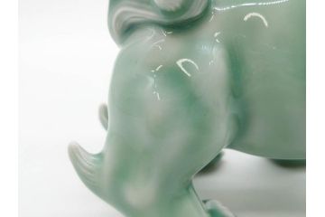 戦前　深川製磁　オールド深川　有田焼　青磁　獅子　高さ 約15cm　威風堂々とした置物(ライオン、オブジェ、置き物、インテリア、ディスプレイ、陶器、裏印)(R-080081)