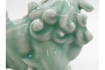 戦前　深川製磁　オールド深川　有田焼　青磁　獅子　高さ 約15cm　威風堂々とした置物(ライオン、オブジェ、置き物、インテリア、ディスプレイ、陶器、裏印)(R-080081)