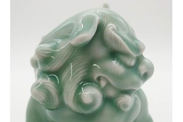 戦前　深川製磁　オールド深川　有田焼　青磁　獅子　高さ 約15cm　威風堂々とした置物(ライオン、オブジェ、置き物、インテリア、ディスプレイ、陶器、裏印)(R-080081)