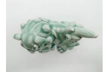 戦前　深川製磁　オールド深川　有田焼　青磁　獅子　高さ 約15cm　威風堂々とした置物(ライオン、オブジェ、置き物、インテリア、ディスプレイ、陶器、裏印)(R-080081)