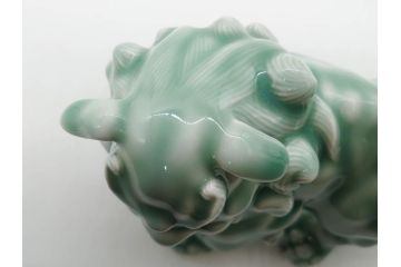 戦前　深川製磁　オールド深川　有田焼　青磁　獅子　高さ 約15cm　威風堂々とした置物(ライオン、オブジェ、置き物、インテリア、ディスプレイ、陶器、裏印)(R-080081)