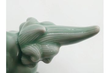 戦前　深川製磁　オールド深川　有田焼　青磁　獅子　高さ 約15cm　威風堂々とした置物(ライオン、オブジェ、置き物、インテリア、ディスプレイ、陶器、裏印)(R-080081)