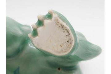 戦前　深川製磁　オールド深川　有田焼　青磁　獅子　高さ 約15cm　威風堂々とした置物(ライオン、オブジェ、置き物、インテリア、ディスプレイ、陶器、裏印)(R-080081)