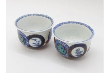 江戸期　太明成化年製　古伊万里　染付　色絵　窓絵　龍　松　約10cm　3.3寸　緻密な絵柄に匠の技が光る茶碗2客セット(竜、植物、花唐草文、渦巻文、茶器、煎茶、裏印、和食器、三寸三分)(R-080082)