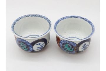 江戸期　太明成化年製　古伊万里　染付　色絵　窓絵　龍　松　約10cm　3.3寸　緻密な絵柄に匠の技が光る茶碗2客セット(竜、植物、花唐草文、渦巻文、茶器、煎茶、裏印、和食器、三寸三分)(R-080082)