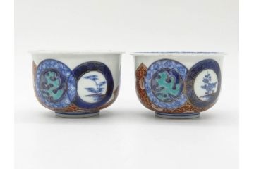 江戸期　太明成化年製　古伊万里　染付　色絵　窓絵　龍　松　約10cm　3.3寸　緻密な絵柄に匠の技が光る茶碗2客セット(竜、植物、花唐草文、渦巻文、茶器、煎茶、裏印、和食器、三寸三分)(R-080082)