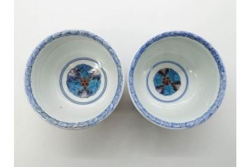 江戸期　太明成化年製　古伊万里　染付　色絵　窓絵　龍　松　約10cm　3.3寸　緻密な絵柄に匠の技が光る茶碗2客セット(竜、植物、花唐草文、渦巻文、茶器、煎茶、裏印、和食器、三寸三分)(R-080082)