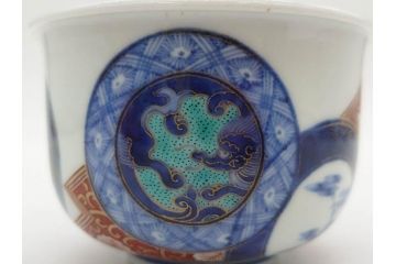 江戸期　太明成化年製　古伊万里　染付　色絵　窓絵　龍　松　約10cm　3.3寸　緻密な絵柄に匠の技が光る茶碗2客セット(竜、植物、花唐草文、渦巻文、茶器、煎茶、裏印、和食器、三寸三分)(R-080082)