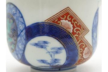 江戸期　太明成化年製　古伊万里　染付　色絵　窓絵　龍　松　約10cm　3.3寸　緻密な絵柄に匠の技が光る茶碗2客セット(竜、植物、花唐草文、渦巻文、茶器、煎茶、裏印、和食器、三寸三分)(R-080082)