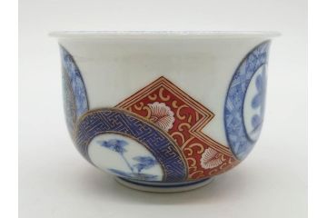 江戸期　太明成化年製　古伊万里　染付　色絵　窓絵　龍　松　約10cm　3.3寸　緻密な絵柄に匠の技が光る茶碗2客セット(竜、植物、花唐草文、渦巻文、茶器、煎茶、裏印、和食器、三寸三分)(R-080082)