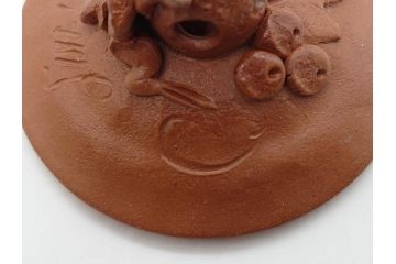 室井勝三　田島万古焼　蛙　サイコロ　土の素朴な優しさと力強さを併せ持つ急須(木の実、植物、手捻り、手びねり、浮刻、萬古焼、勝三窯、和食器、水注、茶道具、煎茶、茶器、水指、水差、共箱付き)(R-080088)