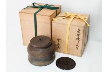 昭和五十一年(51年)　人間国宝　十二代 中里太郎右衛門(無庵)　唐津焼〆　銘 「霞」　種子島　匠の熟練した技が光る水指(水差、雲屯、水器、茶器、茶道具、茶陶、隆太窯、八十一翁、初窯、裏印、共箱付き)(R-080092)