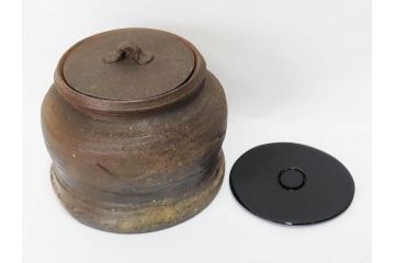 昭和五十一年(51年)　人間国宝　十二代 中里太郎右衛門(無庵)　唐津焼〆　銘 「霞」　種子島　匠の熟練した技が光る水指(水差、雲屯、水器、茶器、茶道具、茶陶、隆太窯、八十一翁、初窯、裏印、共箱付き)(R-080092)
