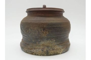 昭和五十一年(51年)　人間国宝　十二代 中里太郎右衛門(無庵)　唐津焼〆　銘 「霞」　種子島　匠の熟練した技が光る水指(水差、雲屯、水器、茶器、茶道具、茶陶、隆太窯、八十一翁、初窯、裏印、共箱付き)(R-080092)