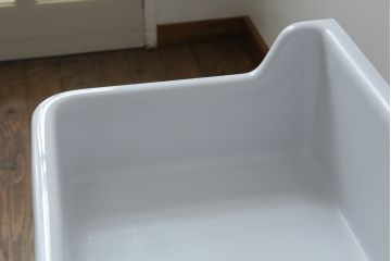 和製アンティーク　日本陶業製　アイアンステー付き　どこか懐かしさ感じる陶器製のシンプルな流し台(シンク、洗面器、洗面ボウル、手洗い器)(R-080094)