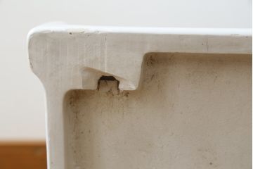 和製アンティーク　日本陶業製　アイアンステー付き　どこか懐かしさ感じる陶器製のシンプルな流し台(シンク、洗面器、洗面ボウル、手洗い器)(R-080094)
