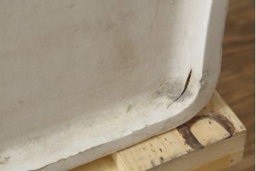 和製アンティーク　日本陶業製　アイアンステー付き　どこか懐かしさ感じる陶器製のシンプルな流し台(シンク、洗面器、洗面ボウル、手洗い器)(R-080094)