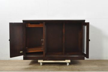 中古　北海道民芸家具　落ち着いた深みのある色合いが美しいサイドボード(サイドキャビネット、戸棚、収納棚)(R-080109)